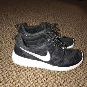 Black womens nike roshes